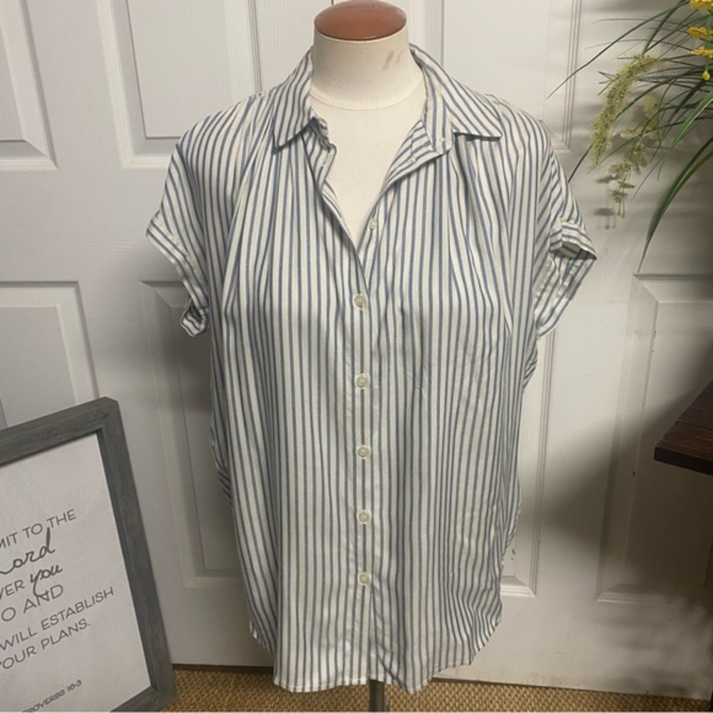 A loves A NWT Button Down Top‎ S
